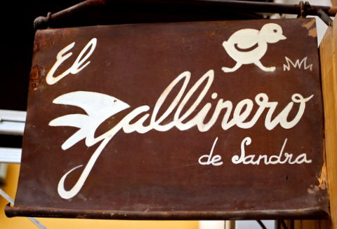 gallinero sign